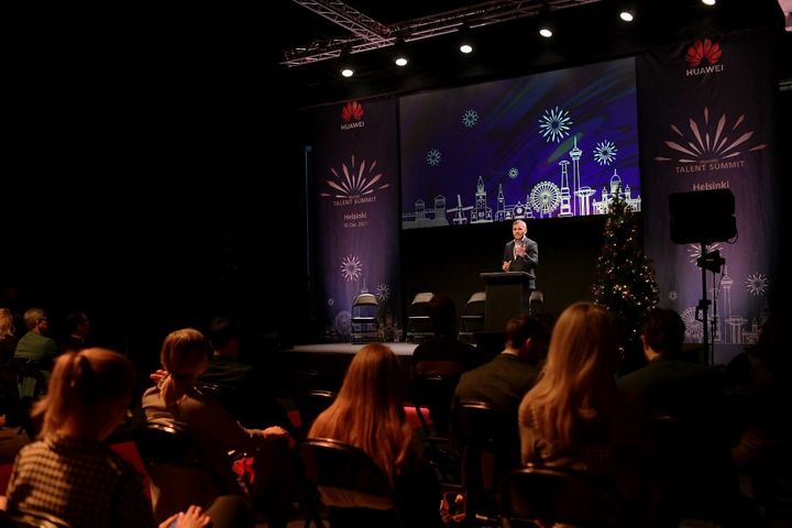 Huawei nordiske direktør, Kenneth Fredriksen taler til Huawei Talent Summit i Helsinki, fredag d. 10. december, 2021.