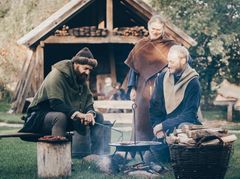 Vikingefamilie på Trelleborg som laver aftensmad