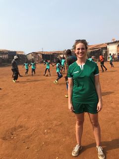 Cecilie Hauerber, Co-Founder FANT, på træningsbane i Freetown, Sierra Leone.