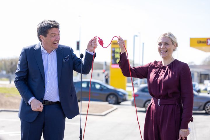 Trafikminister Trine Bramsen satte sammen med Ole Robert Reitan strøm til lynladerne ved tankstationen i Nyborg