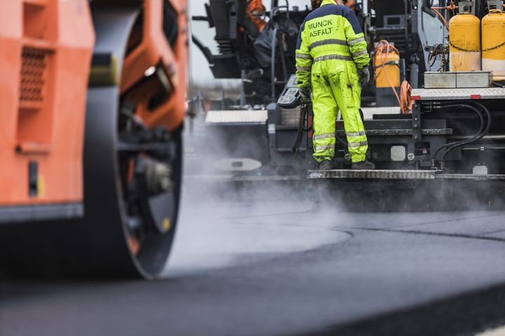 Ny asfalt vil give en bedre køreoplevelse for trafikanterne. Arkivfoto: Vejdirektoratet.