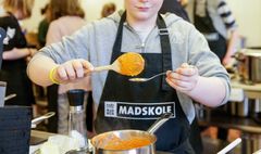 Fra august i år kan børn og unge i Guldborgsund Kommune komme på madkurser hos Sakskøbing Madskole som en del af undervisningen i madkundskab. Foto: Ingrid Riis