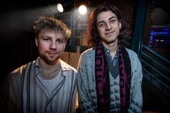 I Foreningen Kanten glæder forperson, Gustav Alvarez Jensen (til højre), og næstforperson, Asger Kjær Kristensen, sig til at opleve og lære af Aprilfestivalen, når Huset lægger scene til teaterforestillinger. Foto: Esbjerg Kommune