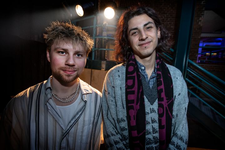 I Foreningen Kanten glæder forperson, Gustav Alvarez Jensen (til højre), og næstforperson, Asger Kjær Kristensen, sig til at opleve og lære af Aprilfestivalen, når Huset lægger scene til teaterforestillinger. Foto: Esbjerg Kommune