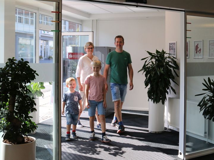Louise og Tobias Skov samt sønnerne Emil og Lasse på vej ind ad døren i Middelfart Sparekasse i Svendborg. Familien er kunde nr. 75.000 i Middelfart Sparekasse.