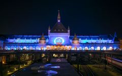 DSB Københavns Hovedbanegård lyser blåt i anledning af Børnenes Dag. Foto: Bjarke Ørsted