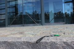 If Skadeforsikring advarer mod IT-kriminelles seneste metode, hvor usb memory stick bliver "tabt" foran virksomheder. Når sticket isættes virksomhedens computer, bliver systemet lammet, og IT-kriminelle kræver løsesum for at få låst syste...
