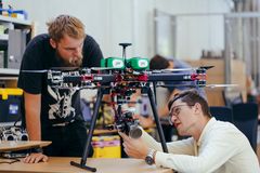 Mere end 130 virksomheder i Odense arbejder med robotter, droner og automation.