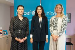 H.K.H. Kronprinsessen blev introduceret til UNICEF Danmarks kontor i Grønland af programchef Maliina Abelsen, og generalsekretær for UNICEF Danmark, Susanne Dahl