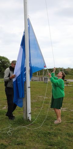 Borgmester Merete Amdisen hejser det Blå Flag i Ishøj Strandpark