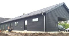 Huset på Åshøjvej 12A er åbent for interesserede den 15. april fra klokken 13-15. Huset er et minimalistisk og økonomisk træhus på 154 kvadratmeter. Foto: Scanwo.