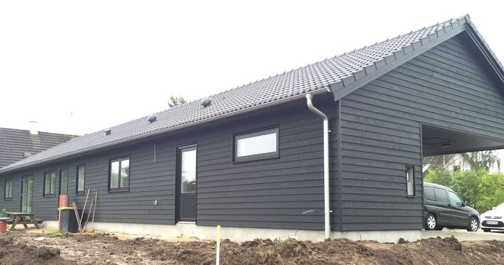 Huset på Åshøjvej 12A er åbent for interesserede den 15. april fra klokken 13-15. Huset er et minimalistisk og økonomisk træhus på 154 kvadratmeter. Foto: Scanwo.