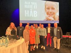 Blå Kors Danmarks hovedbestyrelse var på scenen til landsmødet. Bagerst fra venstre ses Henriette Kiilerich Mikkelsen, Tim Lykke Jensen, Morten Kilsholm, Ruben Steengaard, Frede Ruby Østergaard og Sven-Erik Jørgensen.
Forrest fra venstre ses Inger Chercka, Connie Krogh Sjursen, Jytte Jensen, Dina Lindebæk Siegumfeldt og Dan Månsson.