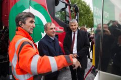 Michael Ziegler, borgmester i Høje Taastrup og Henrik Rasmussen, driftsdirektør E.on Danmark instrueres i påfyldning af biogas ved Høje Taastrup.
