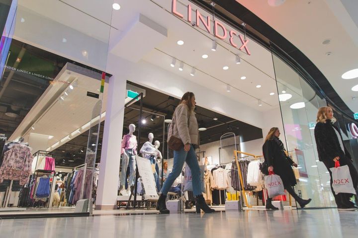 Den svenske modegigant Lindex åbner nu sin første butik i Danmark. Den 700 kvadratmeter store butik ligger centralt i landets største shoppingcenter, Field’s. Med over 370 butikker i Sverige, Norge, Finland og Island giver det god mening også at ekspandere til Danmark. Foto: PR.