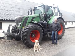 Her ses landmand Kaj Merrild med den traktor, som han har fået af Topdanmark, efter at hans gamle traktor blev ødelagt af halmbrand. Foto: Privat.