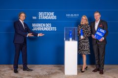 Dr. Florian Langenscheidt honors lavera as Brand of the Century THE NATURAL COSMETICS and hands over the trophy to Claudia Haase and inventor Thomas Haase
