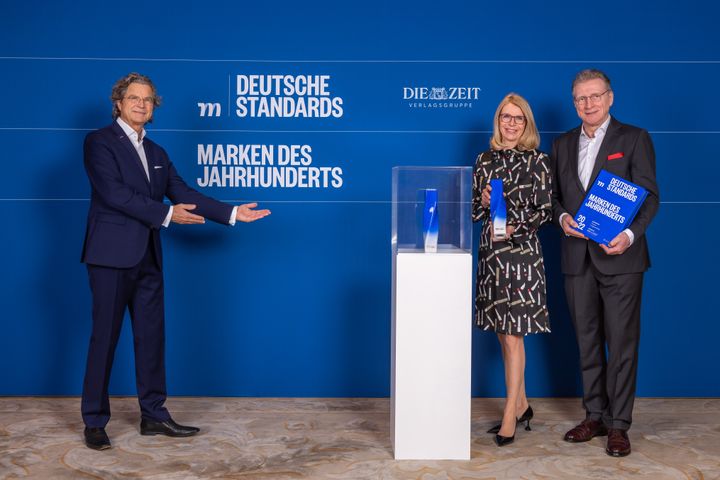 Dr. Florian Langenscheidt honors lavera as Brand of the Century THE NATURAL COSMETICS and hands over the trophy to Claudia Haase and inventor Thomas Haase
