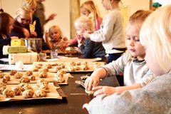 Børnehavebørn i Gentofte bager cookies til fordel for BørneTelefonen.
