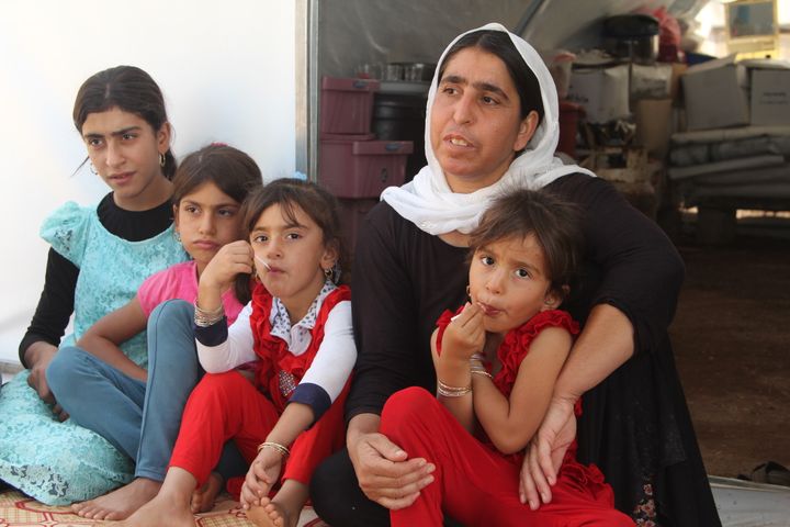 Leila sidder her med fire af sine døtre. De slap fri fra fangenskabet hos Islamisk Stat i 2016, mens tre af hendes børn stadig savnes. Foto: Michael Schmidt, Mission Øst