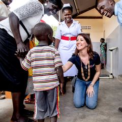 Prinsesse Marie og generalsekretær Birgitte Qvist-Sørensen bliver vist rundt på en sundhedsklinik i det nordøstlige Uganda. Klinikken er bygget af regeringen, men kun fordi lokalbefolkningen har presset på. Korruption er et stort problem i Uganda, og Folkekirkens Nødhjælp træner lokale ildsjæle i at bruge deres rettigheder. Det er sundhedscenteret et sandt bevis på. Takket være klinikken kan alle i området modtage malaria-medicin, hvis de bliver syge, og snart udvides klinikken med en fødeafdeling. Det betyder, at kvinderne ikke skal gå tre timer til det nærmeste hospital, når de skal føde. Foto: Bax Lindhardt, Folkekirkens Nødhjælp