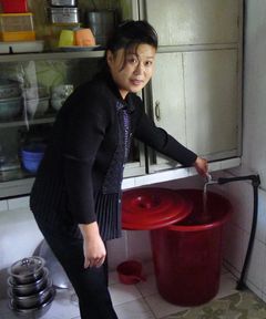 Fru Ri Un Yong sætter pris på at have indlagt vand i huset. Foto: Peter Drummond Smith, Mission Øst