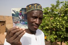 ”Efter min datter døde, bærer jeg altid et foto af hende og hendes fødselsbevis på mig,” fortæller 48-årige Nega Sacko, som har mistet sin datter til omskæring.