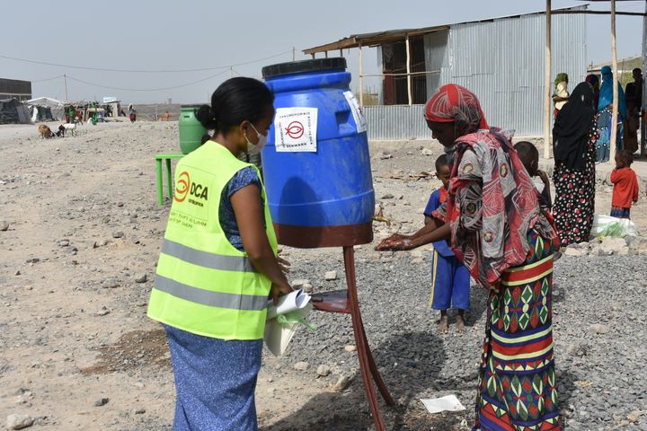 Folkekirkens Nødhjælp har modtaget 50.000 kroner af Prins Nikolai og Prins Felix Fonden til corona-indsatser i verdens fattigste lande. Her er et eksempel på øget hygiejne på et madmarked i Etiopien, hvor Folkekirkens Nødhjælp har opsat vandbeholdere.
