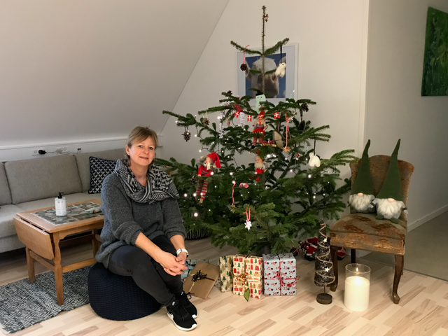 Leder Inge Overgaard Jacobsen har sammen med medarbejdere og frivillige uddelt gaverne til børnene.