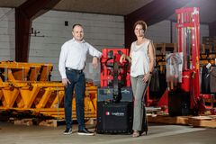Det nye samarbejde mellem MiR og Logitrans, vil udmunde i en AMR (autonomous mobile robot) med indbygget palleløfter. Her ses de to selskabers topchefer, Søren E. Nielsen og Gitte Kirkgaard.