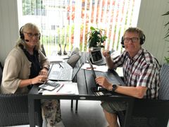 Lis Greisholm Christiansen har oprettet en hjælpe-hotline sammen med sin mand og medunderviser, Calle Greisholm. Her kan de ældre få digital assistance.