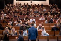 Studerende i et auditorium på Solbjerg Plads på Frederiksberg. Foto: CBS