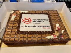 Folkekirkens Nødhjælps 100-års jubilæum blev fejret med kage i butikken i Horsens.