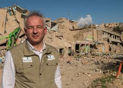 Kim Hartzner i den ødelagte Sinjar by kort efter at den blev befriet fra Islamisk Stat. En anerkendelse af IS' ugerninger som folkedrab vil give yezidierne styrke til at give sig i kast med det enorme genopbygningsarbejde, mener Kim Hartzner.