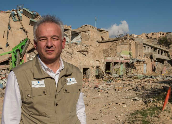 Kim Hartzner i den ødelagte Sinjar by kort efter at den blev befriet fra Islamisk Stat. En anerkendelse af IS' ugerninger som folkedrab vil give yezidierne styrke til at give sig i kast med det enorme genopbygningsarbejde, mener Kim Hartzner.