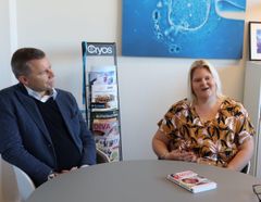 Louise Brown besøgte Cryos i Aarhus for at tale om barnløshed og fertilitetsbehandling. Her er hun sammen med Peter Reeslev, der er direktør i Cryos International (foto: PR)