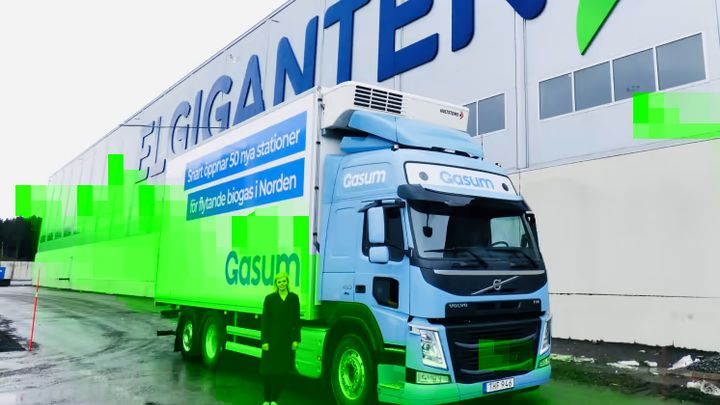 Elgiganten, Volvo Lastbiler og Gasum tester nu at køre dele af transporterne fra selskabets nordiske distributionscenter på flydende biogas.