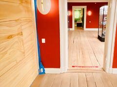 03_Liebes Gaard Foto Linda Corfitz ROMU
Mødet mellem midlertidige praktiske håndværksinstallationer og det restaurerede interiør i Liebes Gaard, bygget i 1802, med blandt andet original farve på væggene. Foto: Linda Corfitz Jensen/ROMU.
Licens: Creative Commons navngivelse
Af: Linda Corfitz Jensen/ROMU