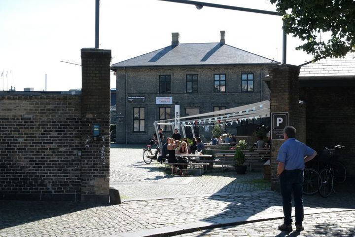Onkel Dannys plads i Kødbyen byder på workshops og foredrag d. 5 september 2019 , når Vegnaerpartiet samler grønne aktivister og initiativtagere fra mange organisationer. Aftenen slutter af med vegansk koncert. (Foto: Onkel Dannys Plads)