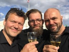 Bag Andersen Winery står vinmager (fra venstre) Frantz Maurice Scott Lundby, Mads Groom Andersen og Morten Rinder Stengaard