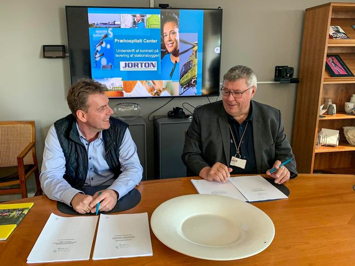 Kenneth Pebring Johansen, Regionschef i JORTON, underskriver kontrakt med Benny S Jørgensen,
Præhospital direktør i 
Region Sjælland.