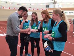 BORGMESTERBESØG: En flok elever fra 6.b på Sanderumskolen bad om borgmesterens autograf før finalen.