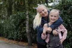 Jennifer (th.) og hendes mor Stephanie (tv.) kommer hver uge i Familienetværket Nykøbing Falster.
