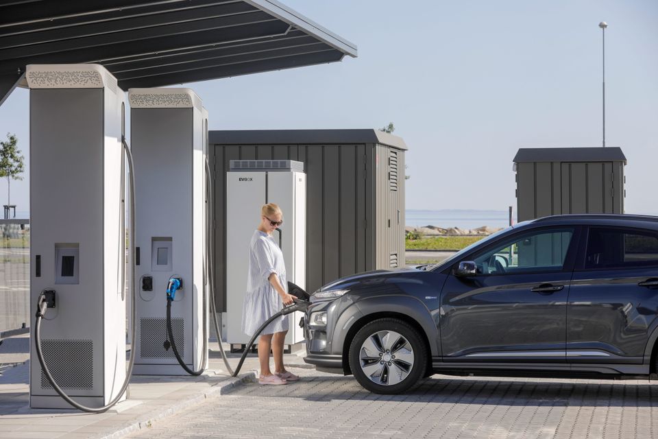 Kvinde-lader-elbil-lynladestation-aarhus-havn.jpg