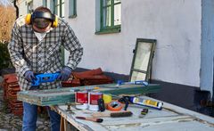 Gamle vinduer og slidte fliser får nyt liv i de danske hjem. Hver femte dansker bruger nemlig genbrugsmaterialer, når de bygger om i huset. Foto: PR.