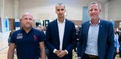 I 2019 blev Esbjerg Kommunes Integrationspris delt mellem VVS-firmaet Carl W. Reis og Nice Hair. Det integrationsminister Mathias Tesfaye, der uddelte prisen. Foto: Esbjerg Kommune