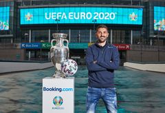 David Villa talte ved lanceringen af Booking.com Stadium Suite og meddelte, at fodboldfans har chancen for at vinde den ultimative overnatningsoplevelse i forbindelse med fodbold, hvor en heldig vinder og deres gæst kan vinde et ophold på stadion natten til finalen af UEFA EURO 2020 ™. For at ha en chance for at vinde, skal fans over 18+ booke og gennemføre et ophold på Booking.com inden den 31. marts 2020. Ts & Cs apply, for mere information besøg: www.booking.com/stadiumsuite