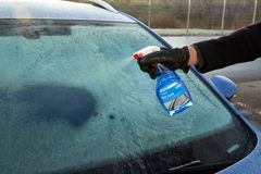 Bilens ruder kan være dækkede af frost, når du skal afsted om morgenen. Derfor råder Jacob Møller til, at man har det rigtige udstyr klar, for eksempel en spray til at fjerne frosten og tøsalt til den glatte indkørsel. Foto: PR.