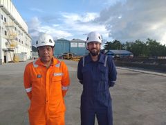 På Austals værft i Filippinerne er det de to lokale Oliver Marciano og Benjamin Oncina som overvåger arbejdet på Express 5.