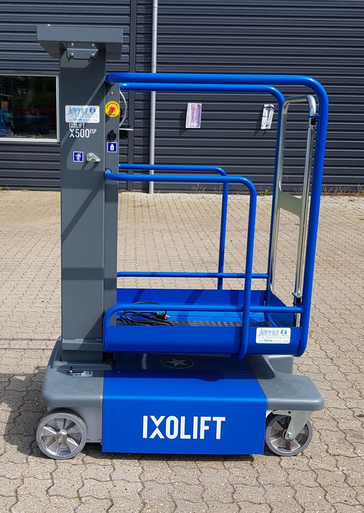 IXOLIFT X500 måler kun 164 centimeter i højden og 76 centimeter i bredden, og derfor kan den nemt gå igennem døre og ind i elevatorer. Foto: PR.